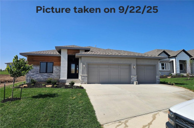 11242 Sunray Drive, Olathe, Kansas, 4 Bedrooms Bedrooms, 0 ,3 BathroomsBathrooms,Residential,For Sale,Sunray,0,HMS2565097