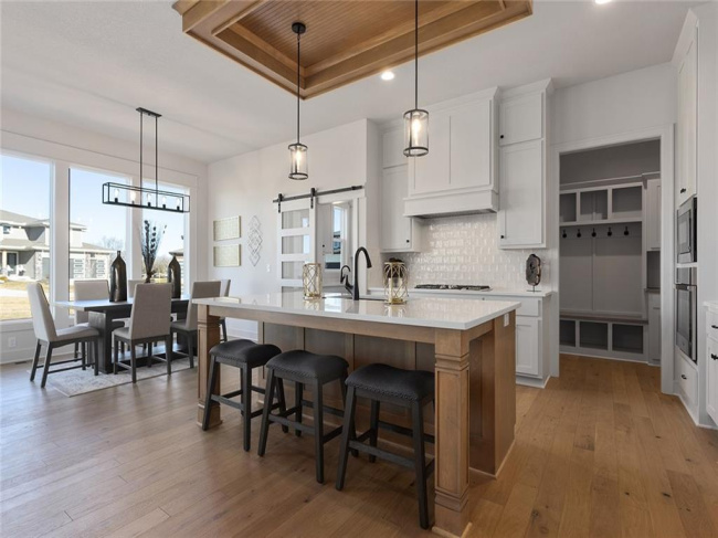 **Please Note - Photos are from a similar model.** **Please Note - Photos are from a similar model.**