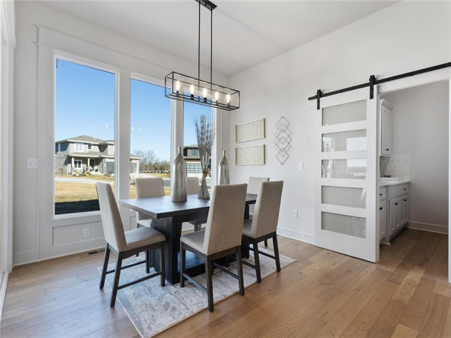 **Please Note - Photos are from a similar model.** **Please Note - Photos are from a similar model.**