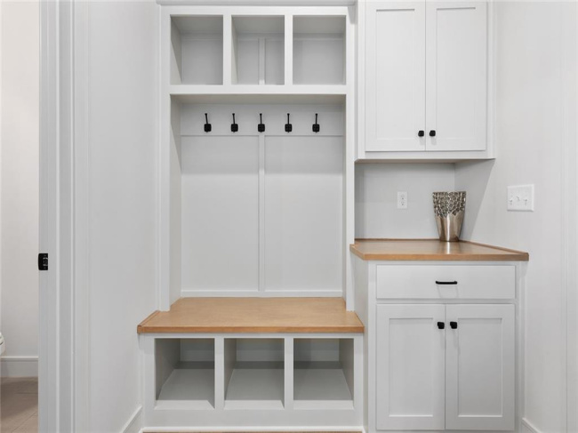 **Please Note - Photos are from a similar model.** **Please Note - Photos are from a similar model.**