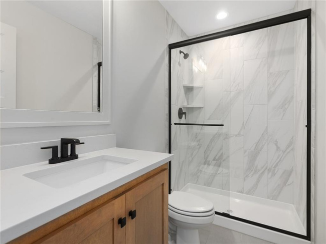 **Please Note - Photos are from a similar model.** **Please Note - Photos are from a similar model.**