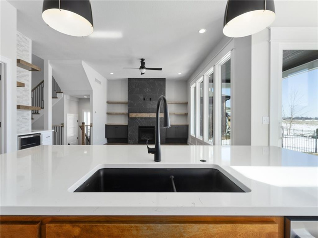 **Please Note - Photos are from a similar model.**