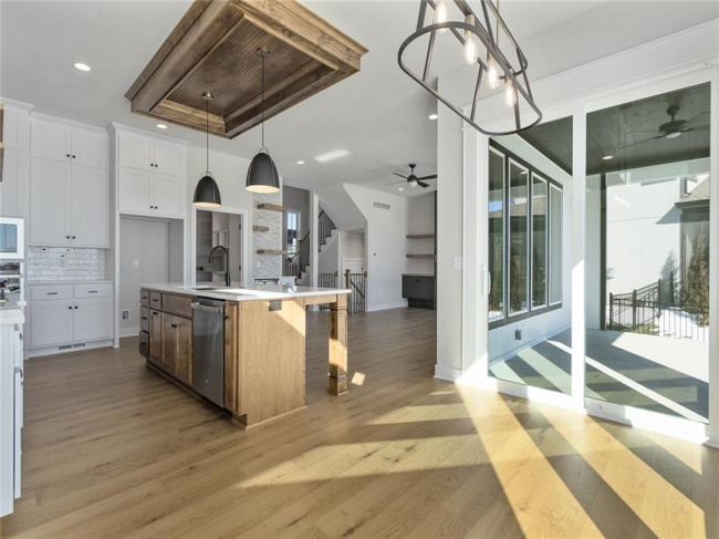 **Please Note - Photos are from a similar model.**