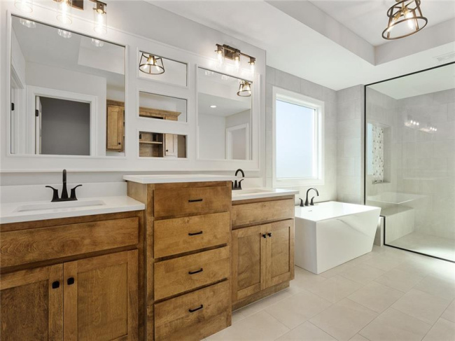 **Please Note - Photos are from a similar model.**