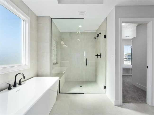 **Please Note - Photos are from a similar model.**