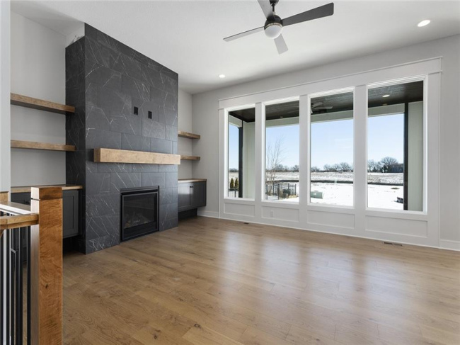 **Please Note - Photos are from a similar model.**