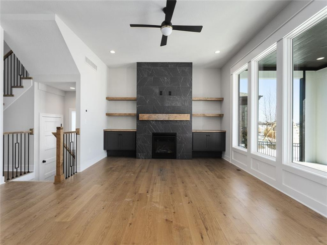 **Please Note - Photos are from a similar model.**