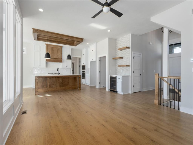 **Please Note - Photos are from a similar model.**