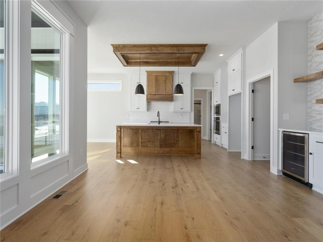 **Please Note - Photos are from a similar model.**